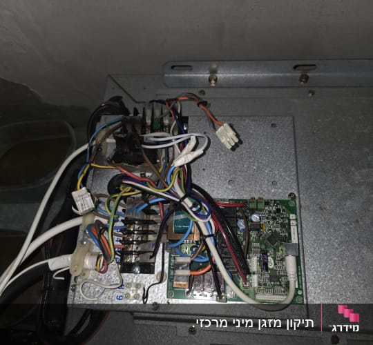 חלקים פנימיים של מערכת מיזוג אוויר עם חוטים ולוח חשמלי